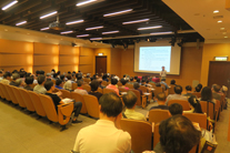 Prof. LIU Tik-sang spoke with enthusiasm in front of a full audience.