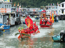 农历五月初五，扒艇行龙舟拖着神艇进行游涌仪式。