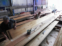 本土师傅为香港大澳传统龙舟协会制作龙舟，他们正进行「上大艕」的工序