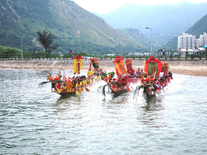 Paddling their new dragon boats, Hap Sim Tong, Pa Teng and Sin Yu Heung pay their respect to the Hau Wong Temple during the consecration ceremony